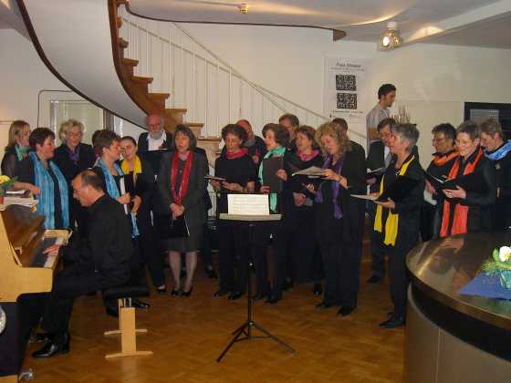 Chor der VHS am 28.03.2003 anläßlich des Chorfestes in der Städtischen Galerie