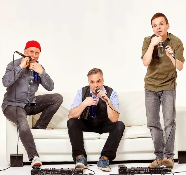 Die Frühjahrsemestereröffnung mit GlasBlasSing auf allem, was der Flaschenfachhandel zu bieten hat! Das Trio GlasBlasSing aus Berlin mit seinem Programm „Happy Hour“