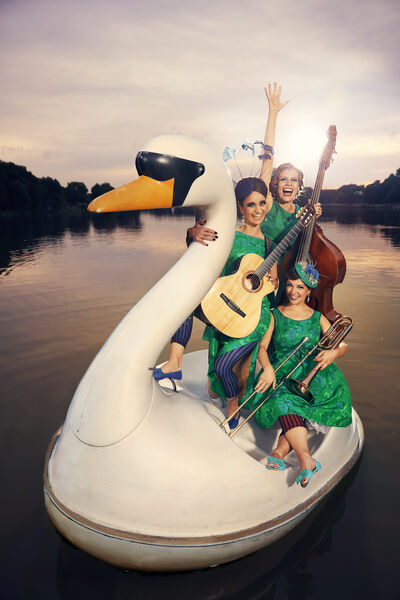 falsche wimpern echte musik zucchini sistaz by peter wattendorff