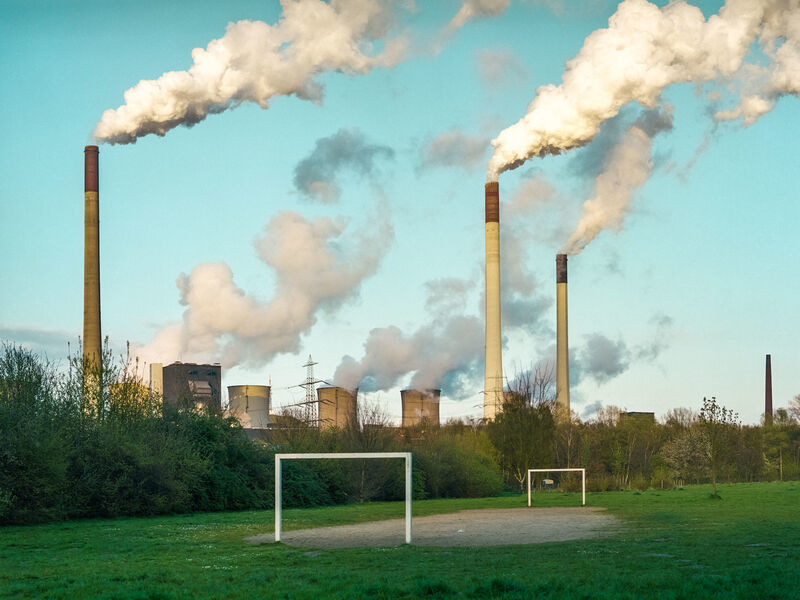fußball im ruhrgebiet bolzplatz gladbeck vor kraftwerk ge scholven 16.04.2008 c deutsches fußballmuseum foto dirk krüll