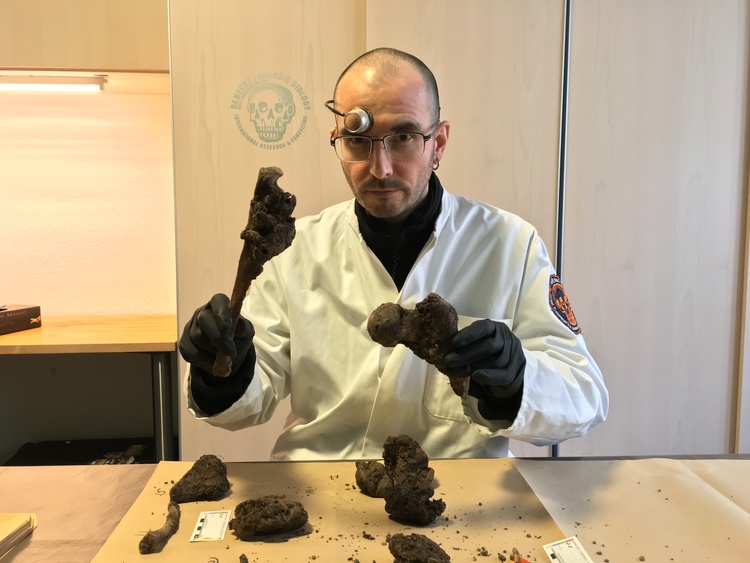 mark benecke knochen bones forensik 2