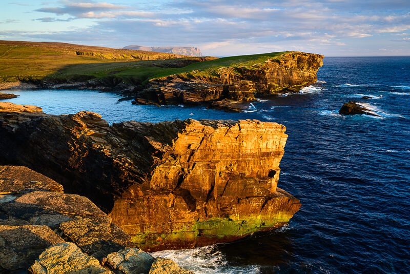 Europa, Großbritannien, Schottland, Orkney Islands, Insel Mainland, Yesnaby, Insel Hoy (im Hintergrund), Klippenküste, Klippen, Küste, Atlantik, Meer, See, abends